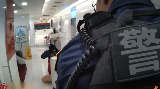 中信銀女經理遭挾持畫面曝　歹徒槍抵頭...警對峙間衝上前逮人