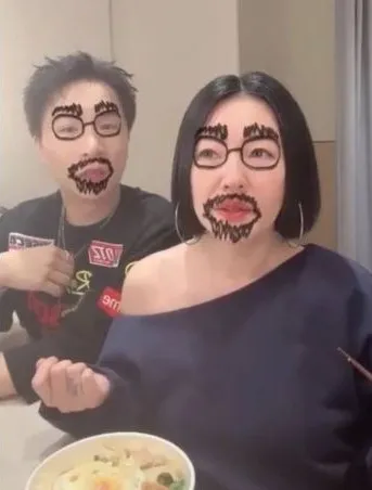 小S（右）直播時爆料派翠克。翻攝小S IG