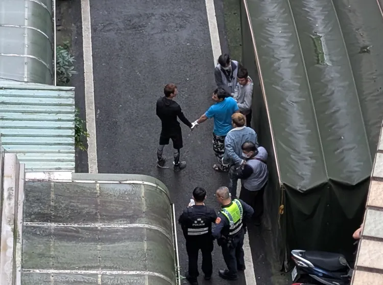 桃園市專勤隊、壢警逮失聯移工。投訴民眾提供