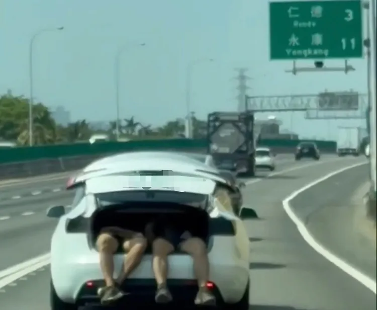 特斯拉車主從台86匯入國道，國道警方將循線追查，依法開罰。取自「社會事新聞影音」