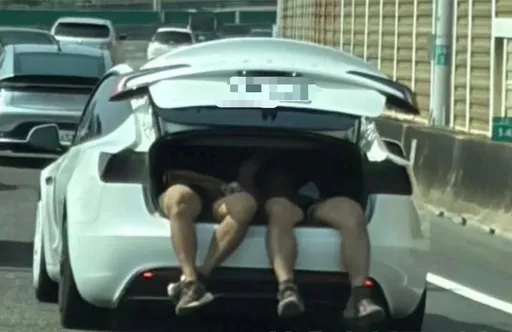有夠扯！特斯拉行李箱掀開...兩男伸四腿兜風　警方追查車主要開罰