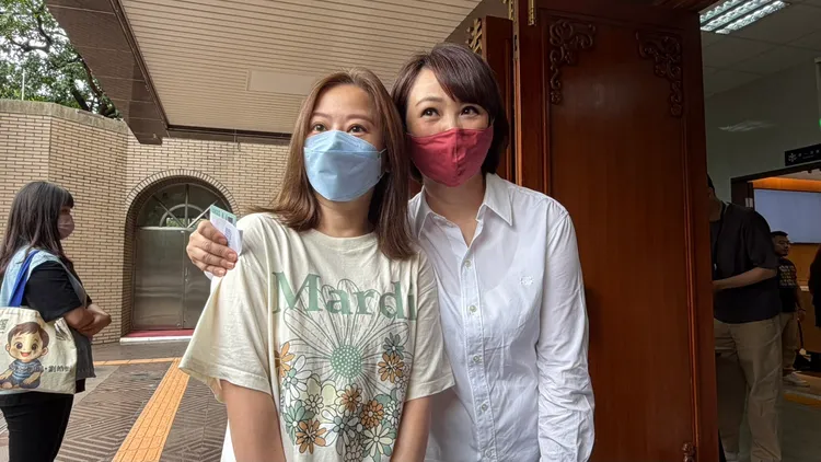 藝人郁方(右)、何嘉文(左)今天也到庭聽判決結果。張欽攝