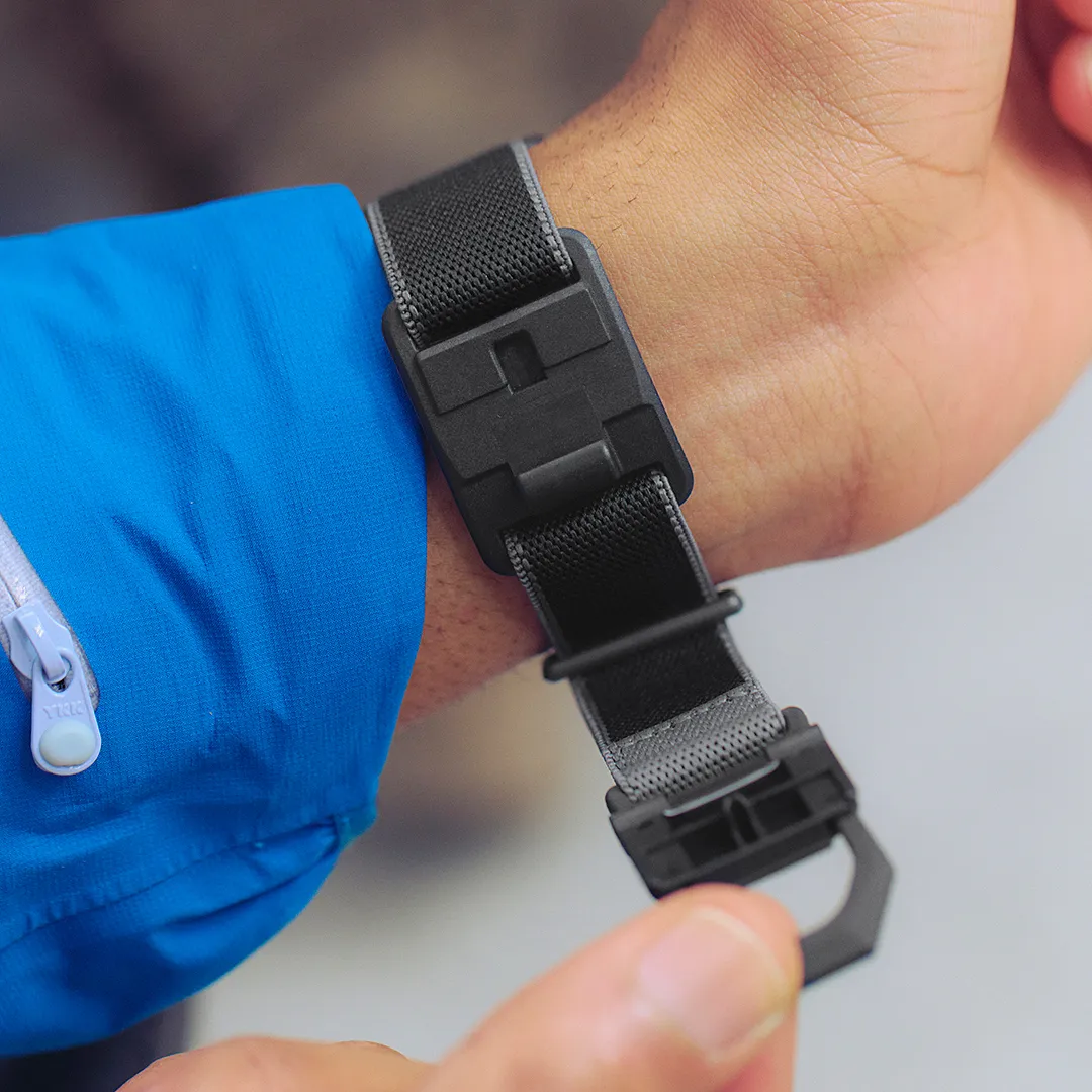 布質錶帶搭配FIDLOCK®磁扣設計，單手就能開合錶扣。品牌提供