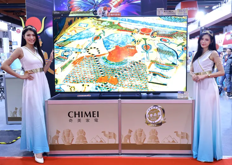 奇美Mini QLED量子點顯示器UM20系列搭載「超能AI」智慧影像與音效調校技術，結合霧面不反光面板與AI卡拉OK模式，讓家庭影音娛樂徹底升級。圖/業者提供