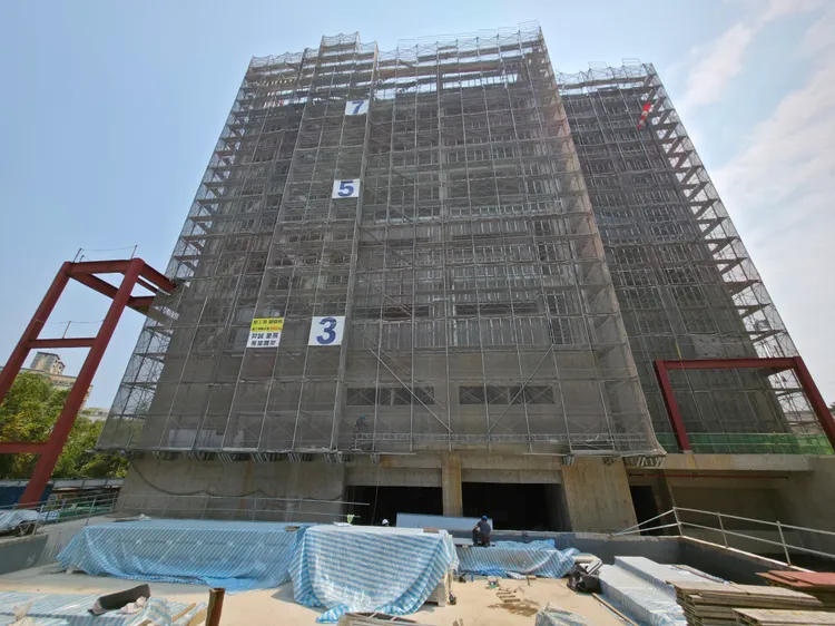 板橋第二國民運動中心興建工程如火如荼推進中，市府嚴格把關施工品質與進度，朝提前完工的目標邁進。工務局提供