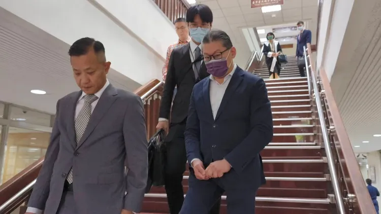 宏泰集團主席林鴻南日前為妻子王婉玲控告竊盜珠寶案出庭，未料再因土地標售案涉嫌非常規交易遭檢調搜索約談。資料照片，張欽攝