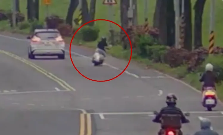 男子突然輪胎偏向一邊後衝向路邊電桿。翻攝畫面