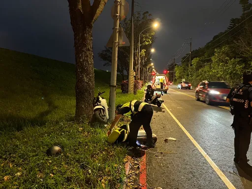壓到異物？板橋22歲騎士突偏移衝出道路　下一秒撞燈桿倒地傷重不治　