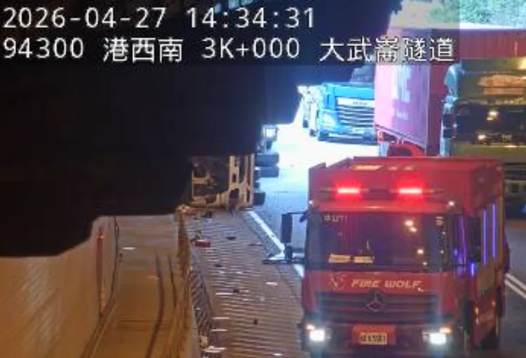 連結車失控側翻導致外側車道一度受阻。翻攝照片