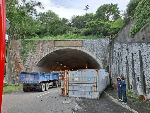 國道3號聯結車失控側翻！大武崙隧道南向一度單線通行