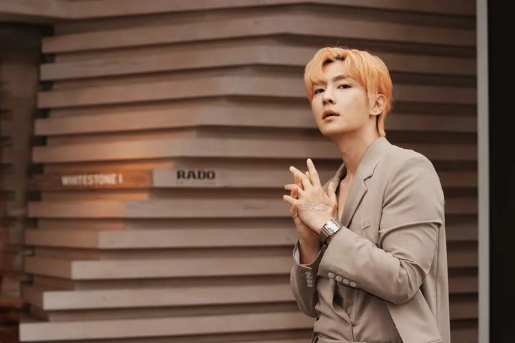 炎亞綸以灰色西裝襯托出手上的Anatom系列電漿高科技陶瓷鏤空腕錶。品牌提供