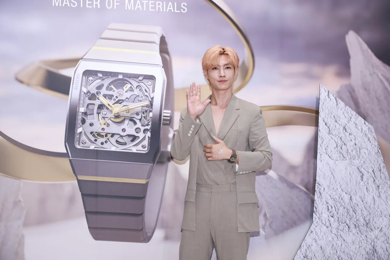 炎亞綸特別在左手手背黏貼「RADO」字樣的水鑽貼紙，造型相當用心。彭欣偉攝