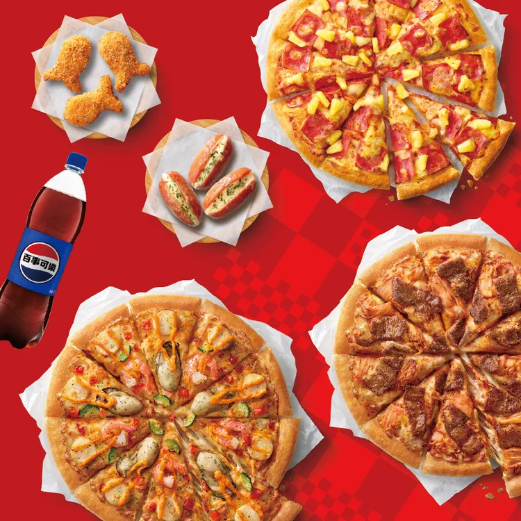 首度祭出「外帶買1送5」限時方案，期間買1個大比薩就送2個小比薩，再加碼送2份副食及大瓶飲料。必勝客提供