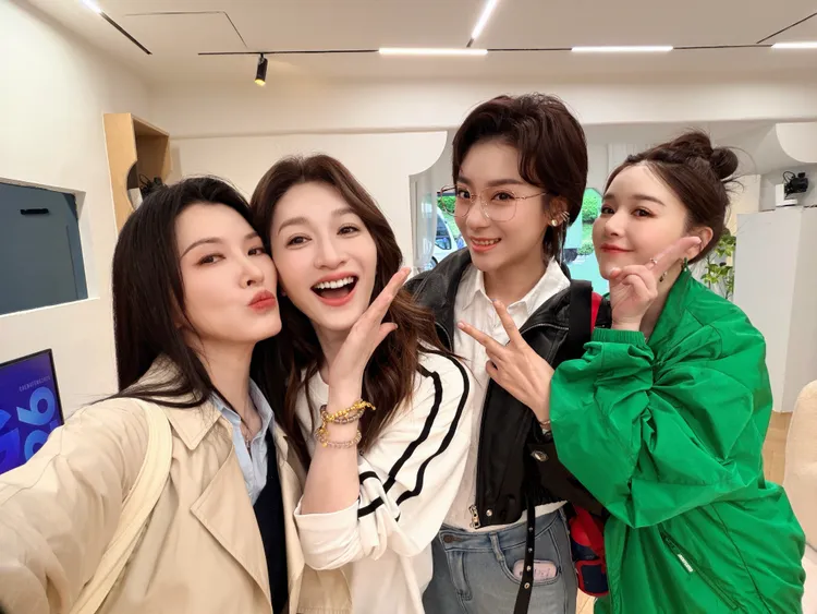 徐潔兒（左起）、李小冉、侯宇、闞清子攜手晉級第三次舞台公演。翻攝乘風2026微博