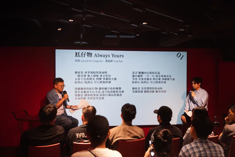 許富凱（右）推出新專輯《尪仔物》，聽歌會和企劃林建良對談創作背景。何樂音樂提供