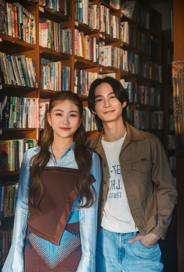 大穎（左）新歌《靠關係》，邀來金鐘視帝黃河演出MV。索尼音樂提供