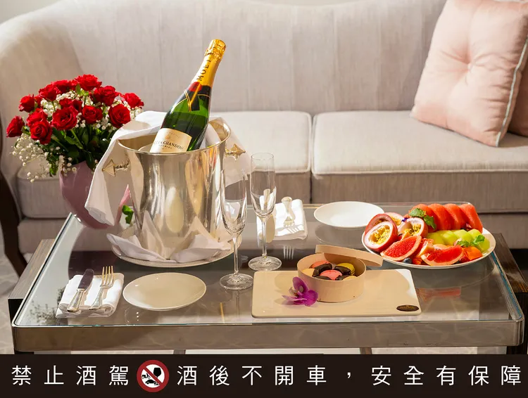 飯店為新人貼心準備「Moët & Chandon」香檳與精緻手工蛋糕，在細節中點綴奢華儀式感。台北遠東香格里拉提供