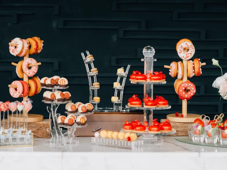 婚禮體驗日現場提供多款精緻甜點試吃，讓新人搶先品味五星級的細緻質感。台北遠東香格里拉提供