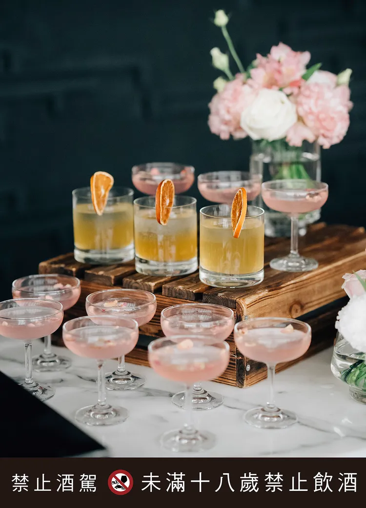 散發玫瑰芬芳的「粉紅誓言」與蘊含清新茶韻的「金色承諾」，讓新人品味層次多元的味覺享受。台北遠東香格里拉提供