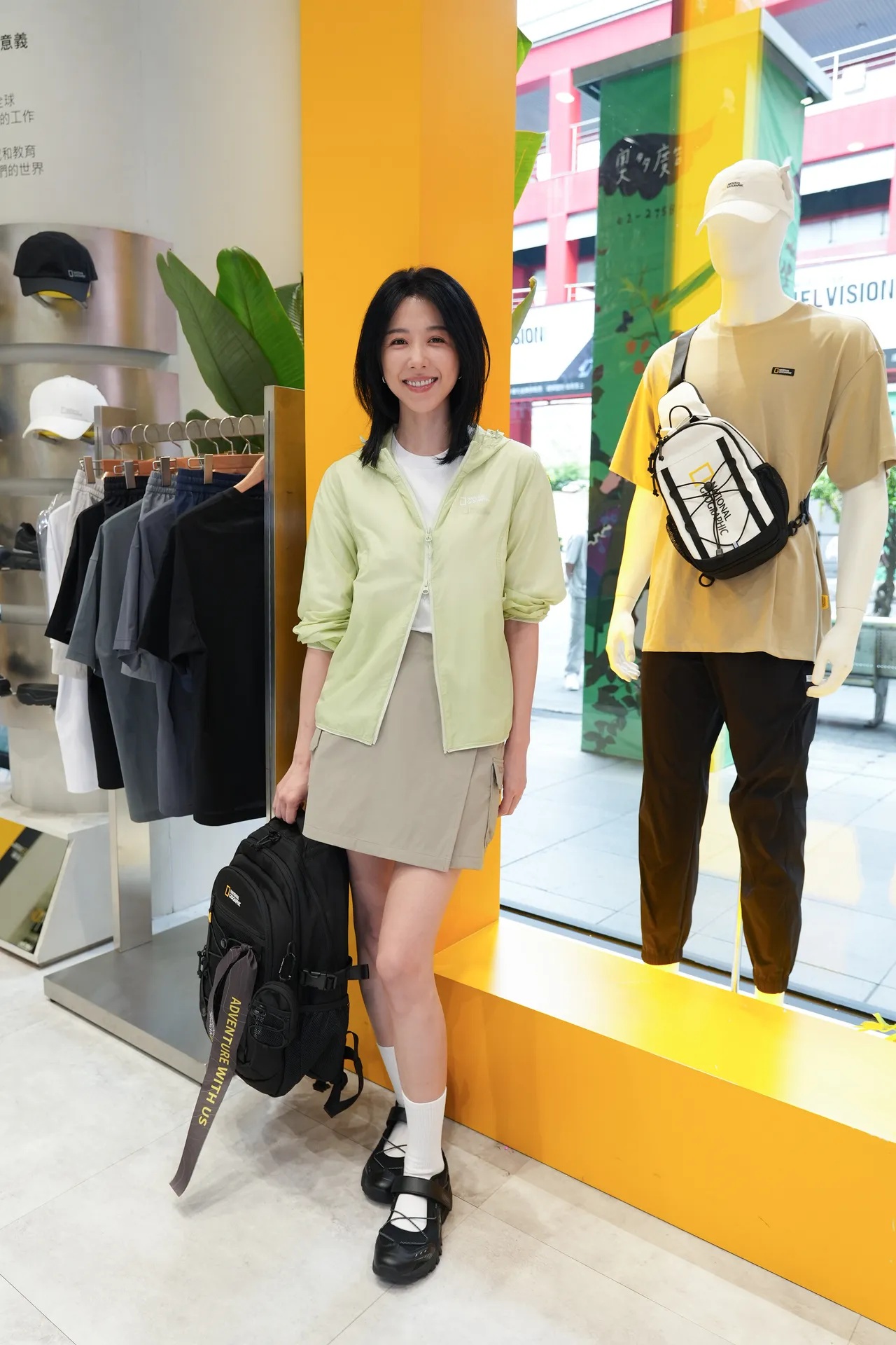 邵雨薇以全新防曬外套搭配短裙曬出美腿。品牌提供