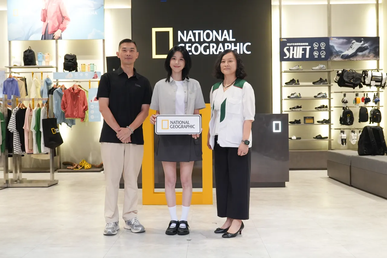 邵雨薇（中）擔任國家地理服飾一日店長。品牌提供