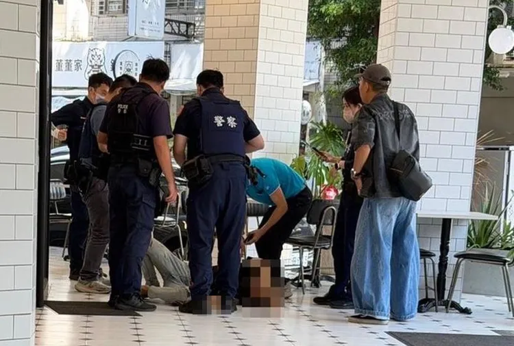 林男腹部中彈，向路旁的咖啡店求救。民眾提供
