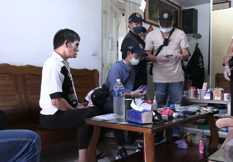 高雄查緝隊114年11月4日於高雄市三民區澄清路搜查張嫌住處所查扣之粉末使用拉曼檢測儀鑑驗。翻攝畫面