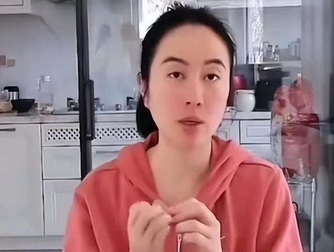 葉璇去年在直播中聊到父女關係。翻攝葉璇直播