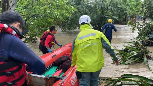 竹縣暴雨！水淹民宅　警消出動橡皮艇救出10位受困民眾