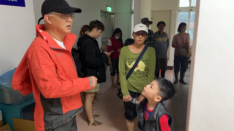 受困民眾撤離安置。新竹縣消防局提供