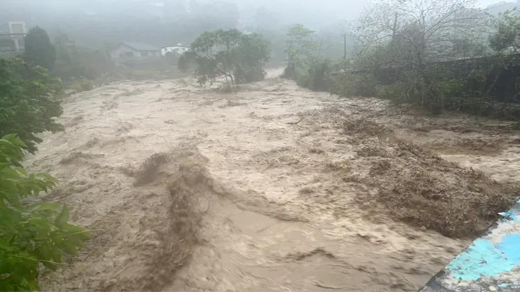 溪水暴漲。新竹縣消防局提供