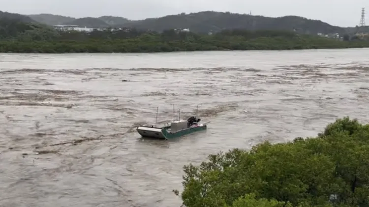 苗栗縣4日凌晨至清晨大雷雨，中港溪河水暴漲，竹南鎮港墘里長林裕章接連目擊3艘膠筏直接被沖出海。中央社（林裕章提供）