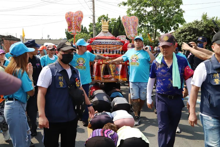 信徒鑽轎底應聽從工作人員指示。資料照片