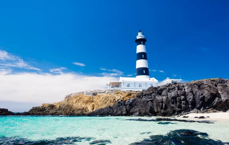 目斗嶼黑白燈塔是旅客必訪的打卡熱點。立榮航空提供