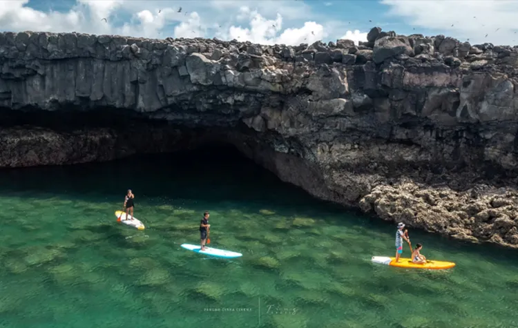 可划著SUP直抵鐵砧嶼，近距離感受玄武岩震撼。立榮航空提供