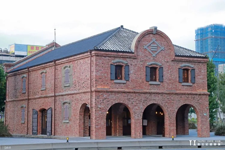 「台北記憶倉庫」為台北車站周邊特色文化景點，由歷史建築修復再利用而成，從台北凱撒大飯店步行約5分鐘即可抵達，是親子旅客漫遊城市、認識台北歷史文化的熱門打卡地標。台北記憶倉庫提供