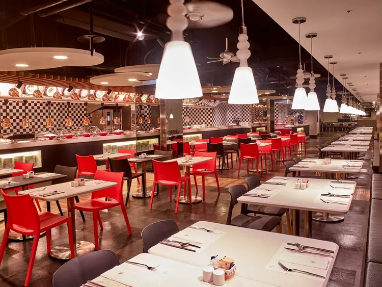 台北凱撒大飯店館內人氣自助餐廳「Checkers」於4月推出兒童月餐飲優惠，活動期間午餐與晚餐推出「一大一小同行、孩童免費」活動，邀請家庭旅客在兒童節期間大手拉小手共享美食。台北凱撒大飯店提供