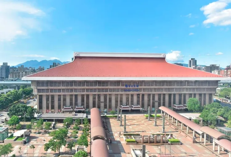 台北凱撒大飯店正對台北車站，並與捷運台北車站M6出口連通，旅客可輕鬆轉乘高鐵、台鐵與捷運等交通系統，成為規劃兒童節親子城市旅行與探索台北的重要交通樞紐據點。台北凱撒大飯店提供