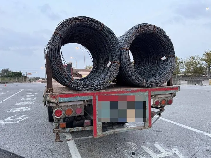 聯結車肇事後還載著2個鐵線圈往前開。民眾提供