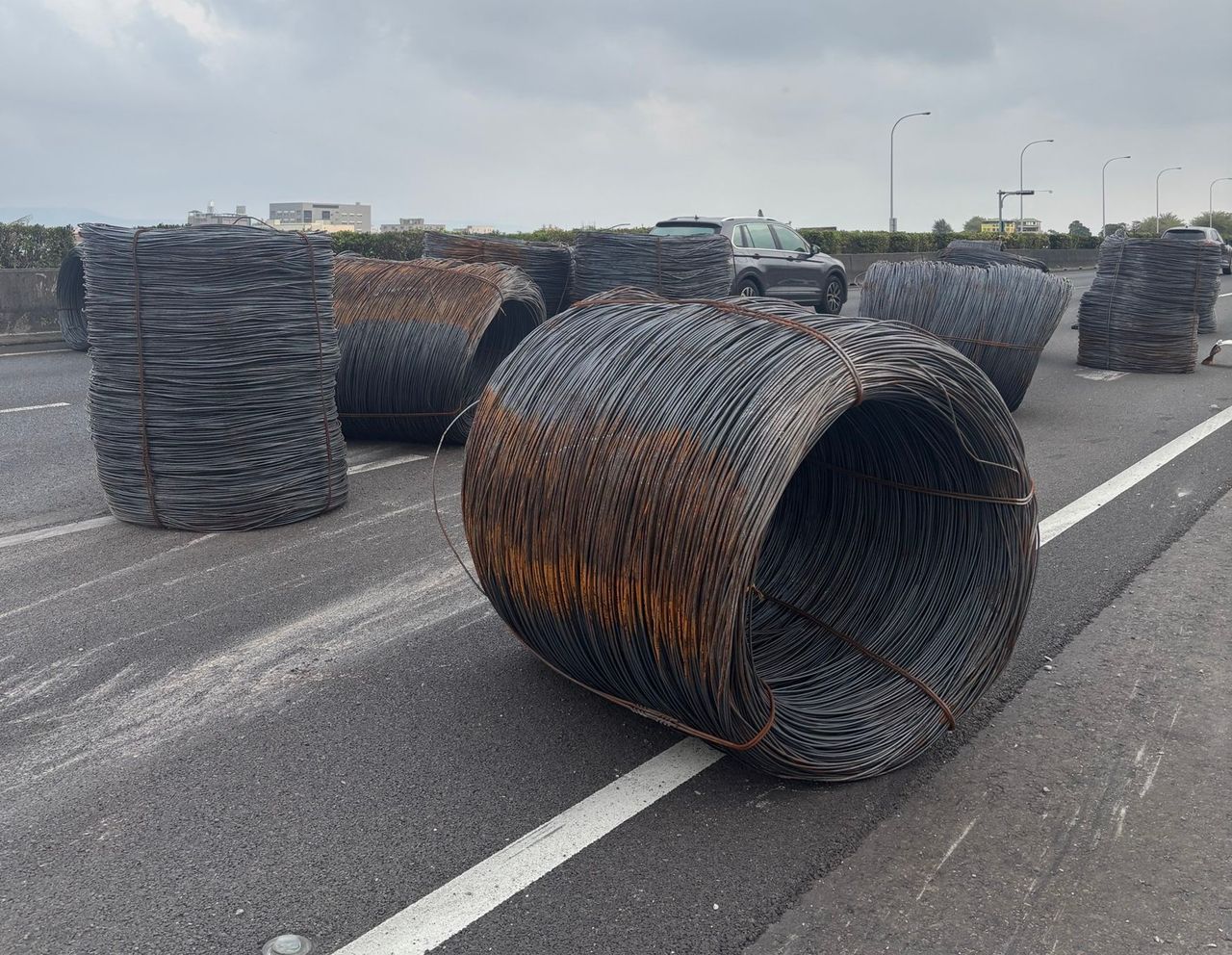 國道聯結車撞護欄!大型鐵線圈散落 後車駕駛驚喊:人生跑馬燈