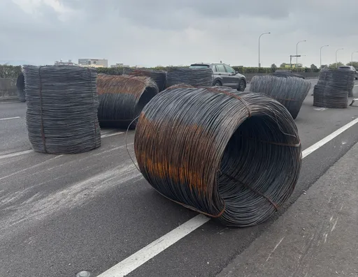 國道聯結車撞護欄！大型鐵線圈散落　後車駕駛驚喊：人生跑馬燈