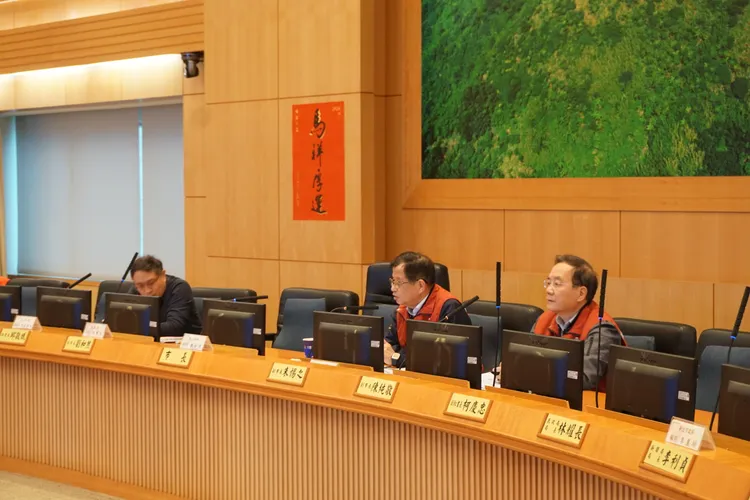 消防局長陳崇岳報告「應變中心運作重點提醒、115年災害防救工作執行重點」。翻攝畫面