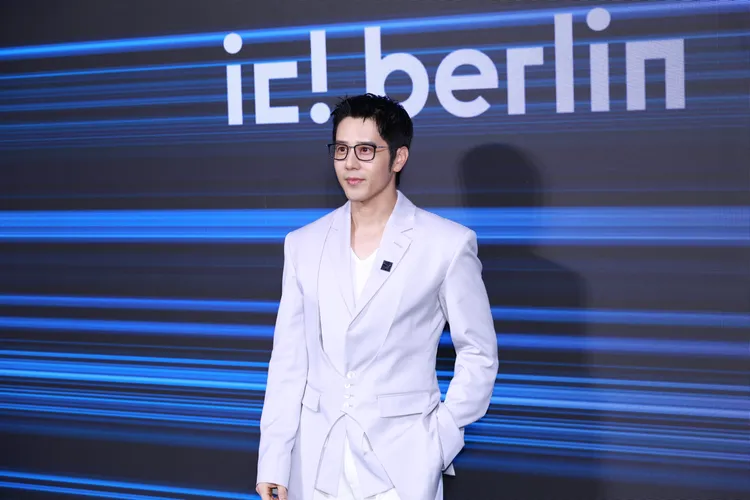 胡宇威不敢面對老花眼。彭欣偉攝