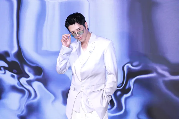 胡宇威帥氣展示眼鏡。彭欣偉攝