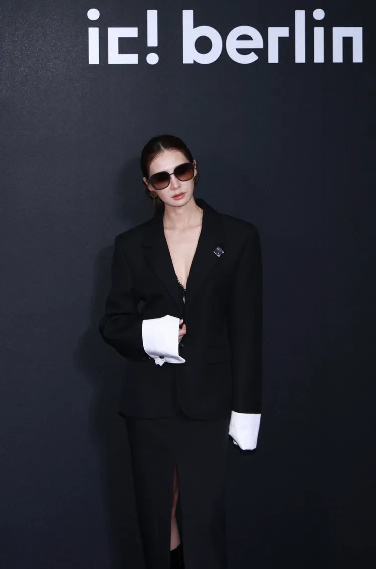 安心亞戴上眼鏡有神祕氛圍。彭欣偉攝