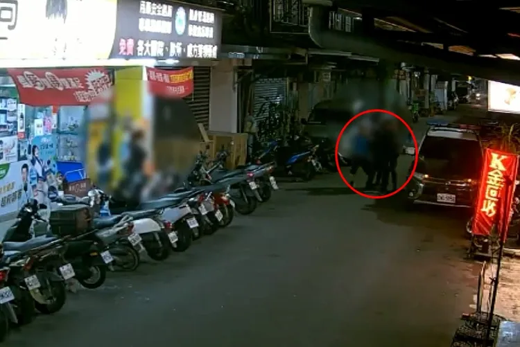 警方把老翁帶回派出所。翻攝畫面