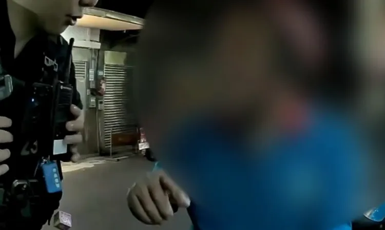 員警到場表示要把老翁帶回。翻攝畫面