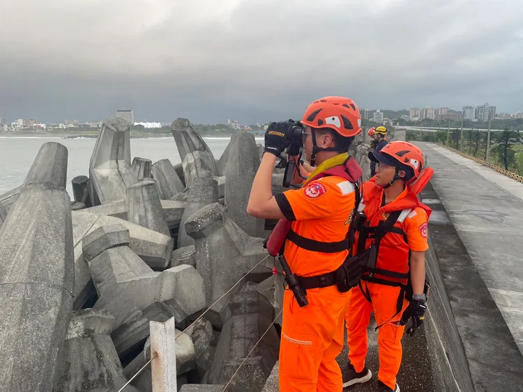 海巡人員在北濱公園海岸持續搜救。第12岸巡隊提供