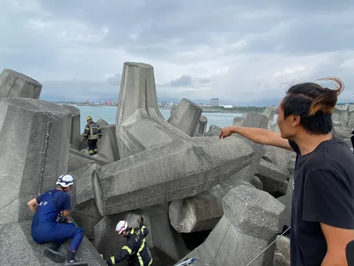 花東紛傳落水意外　16歲少年獲救命危54歲釣客失蹤搜救中
