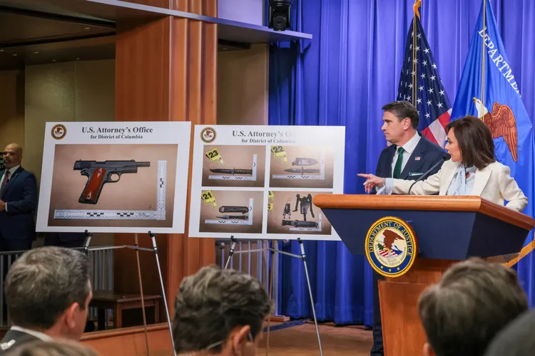 美國司法部起出艾倫攜帶的多款武器。路透社